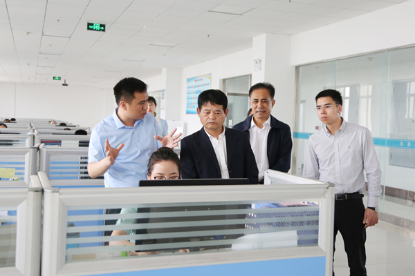 On May 15th, Li Xinggao, Director of the Service and Trade Department of the Shandong Provincial Department of Commerce, accompany by the leaders of the Jining Municipal Bureau of Commerce, Yao Yanchen, and other leaders visited the China Coal Group to conduct a visit to the development of the service trade of the Group. Han Yong, executive deputy general manager, general manager of the e-commerce company Li Zhenbo, deputy secretary of the group party committee Guan Chenghui, deputy general manager of the group Yu Yu, general manager of the group cross-border e-commerce company Zhang Wen and other leaders accompany the reception.